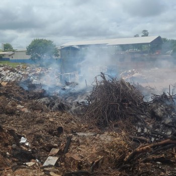 Defesa Civil combate incêndio em Ecoponto de Osvaldo Cruz